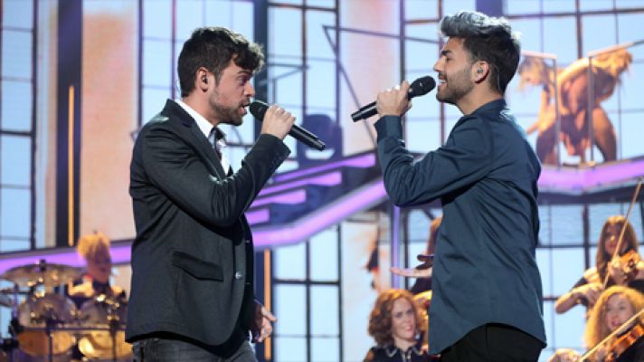 Agoney y Ricky cantan 'Mientes'