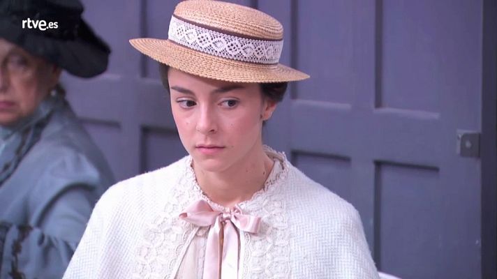 Acacias 38 - Olga no sabe comportarse delante de las señoras