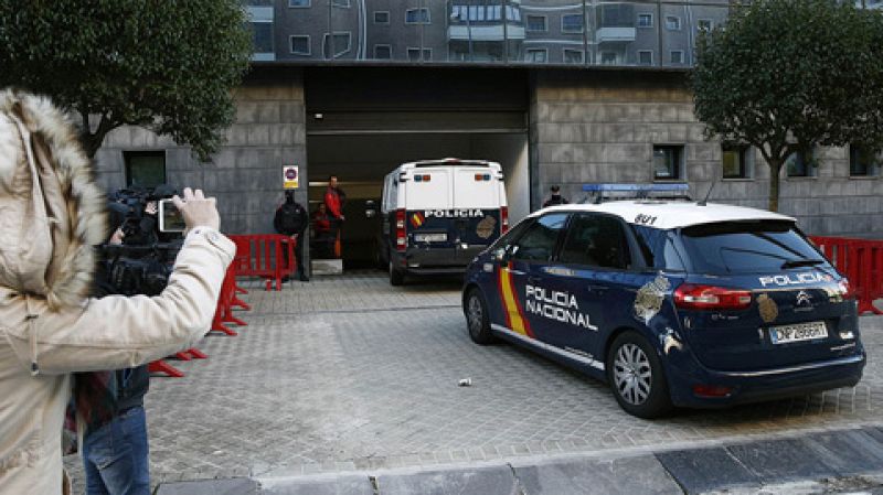 La joven que denunció la violación en los Sanfermines declara que dos de los acusados la llevaron dentro del portal