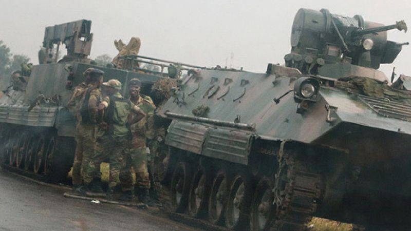 El Ejército de Zimbabue toma el poder para limpiar de "criminales" el gobierno y dice que Mugabe está "a salvo"