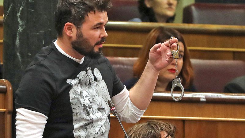 Rufián con unas esposas en la mano: "Ojalá M.Rajoy acabe con una de estas"