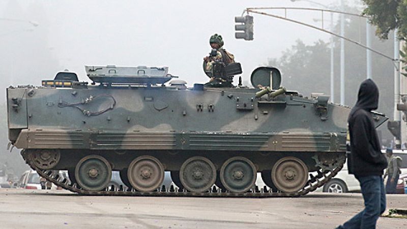El ejército de Zimbabue asume el control del país y retiene el presidente, Robert Mugabe