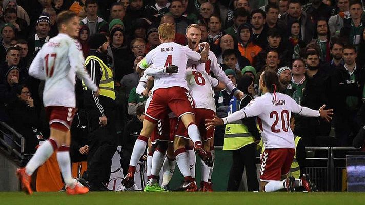 Telediario 1 - Dinamarca golea en Dublín y se lleva el billete para Rusia