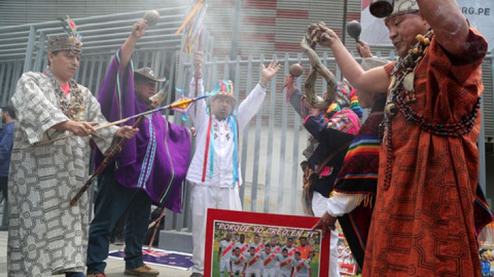 Chamanes peruanos vs. 'haka' neozelandesa