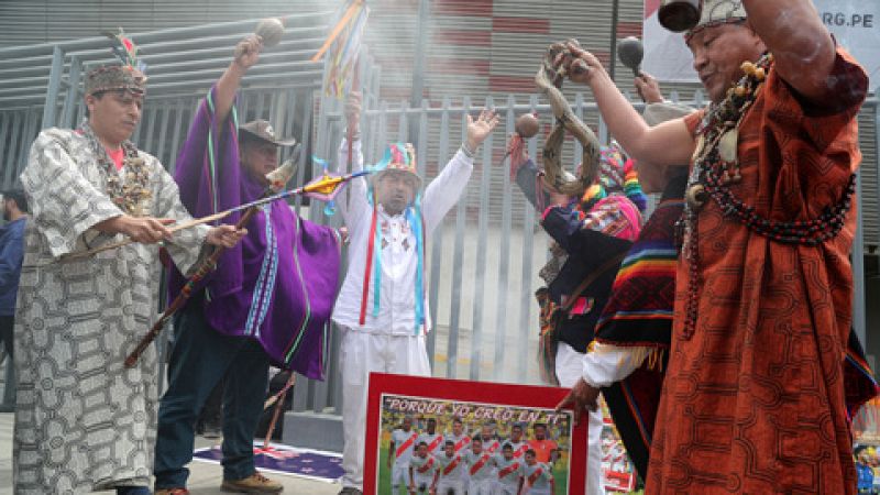 En la previa al definitivo partido de vuelta en la repesca entre Perú y Nueva Zelanda, los chamanes peruanos han puesto todas sus fuerzas para que la selección de su país esté en Rusia 2018.