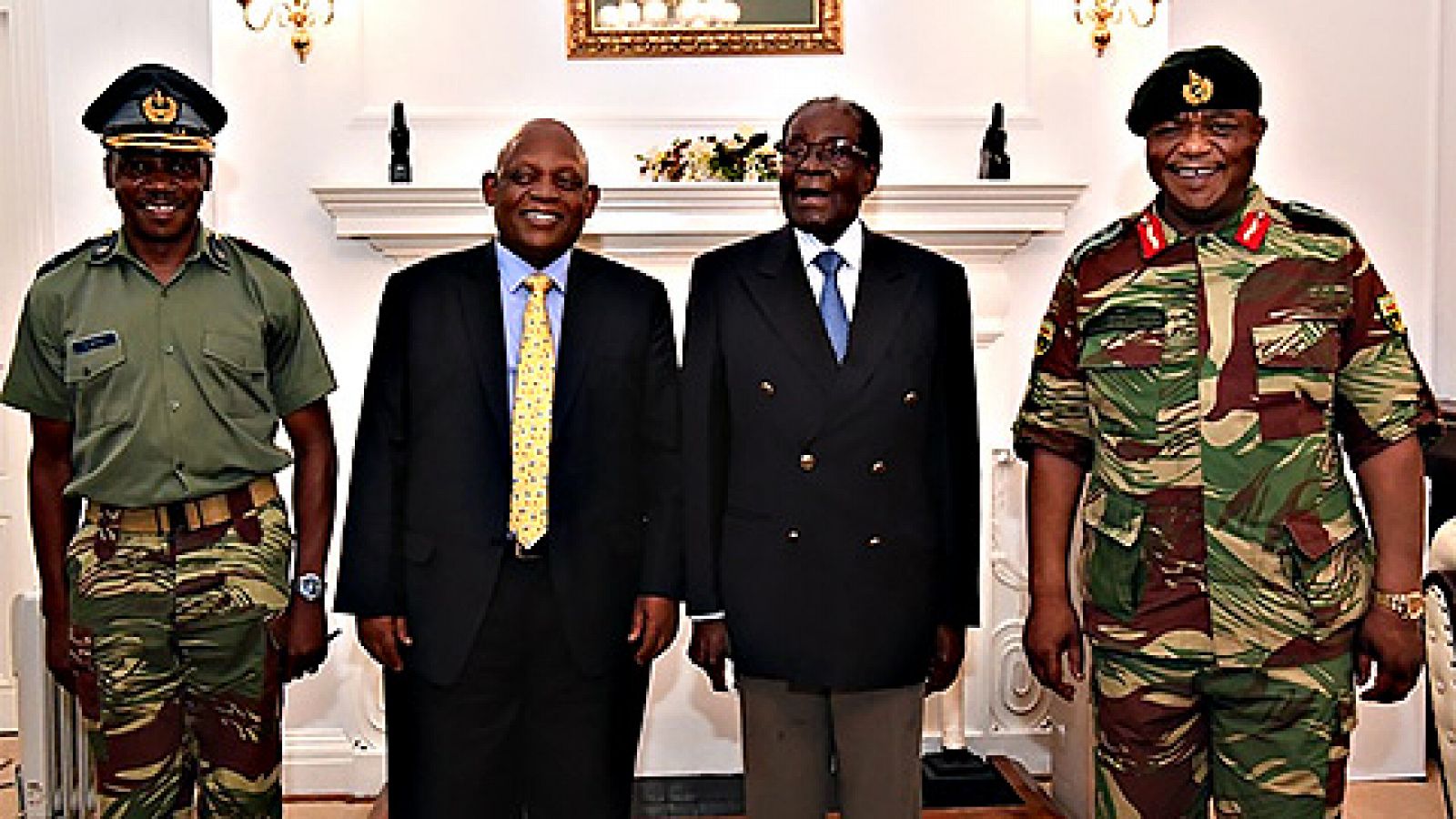 Telediario 1: Mugabe se niega a dimitir tras reunirse con los militares sublevados en Zimbabue | RTVE Play