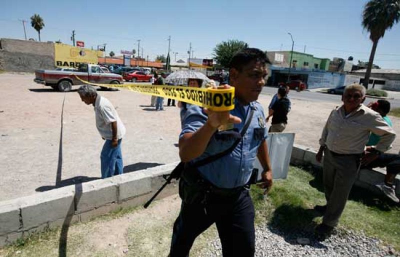  El gobierno mexicano ha enviado 5.600 soldados y policías de refuerzo a los 25.000 que ya están en Ciudad Juárez por la oleada de crímenes que no cesa. 