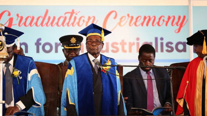  - Mugabe reaparece en medio de las presiones militares para que dimita