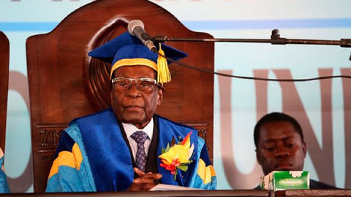 Primera aparición pública del presidente de Zimbabue, Robert Mugabe, tras el golpe militar