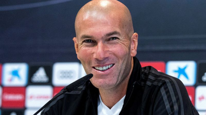 El entrenador del Real Madrid ha asegurao que están tranquilos, pese a las diferencias de criterio entre sus dos capitanes, Sergio Ramos y Cristiano Ronaldo. Lo ha dicho en la previa del primer derbi en el Wanda, que se llenará por primera vez.