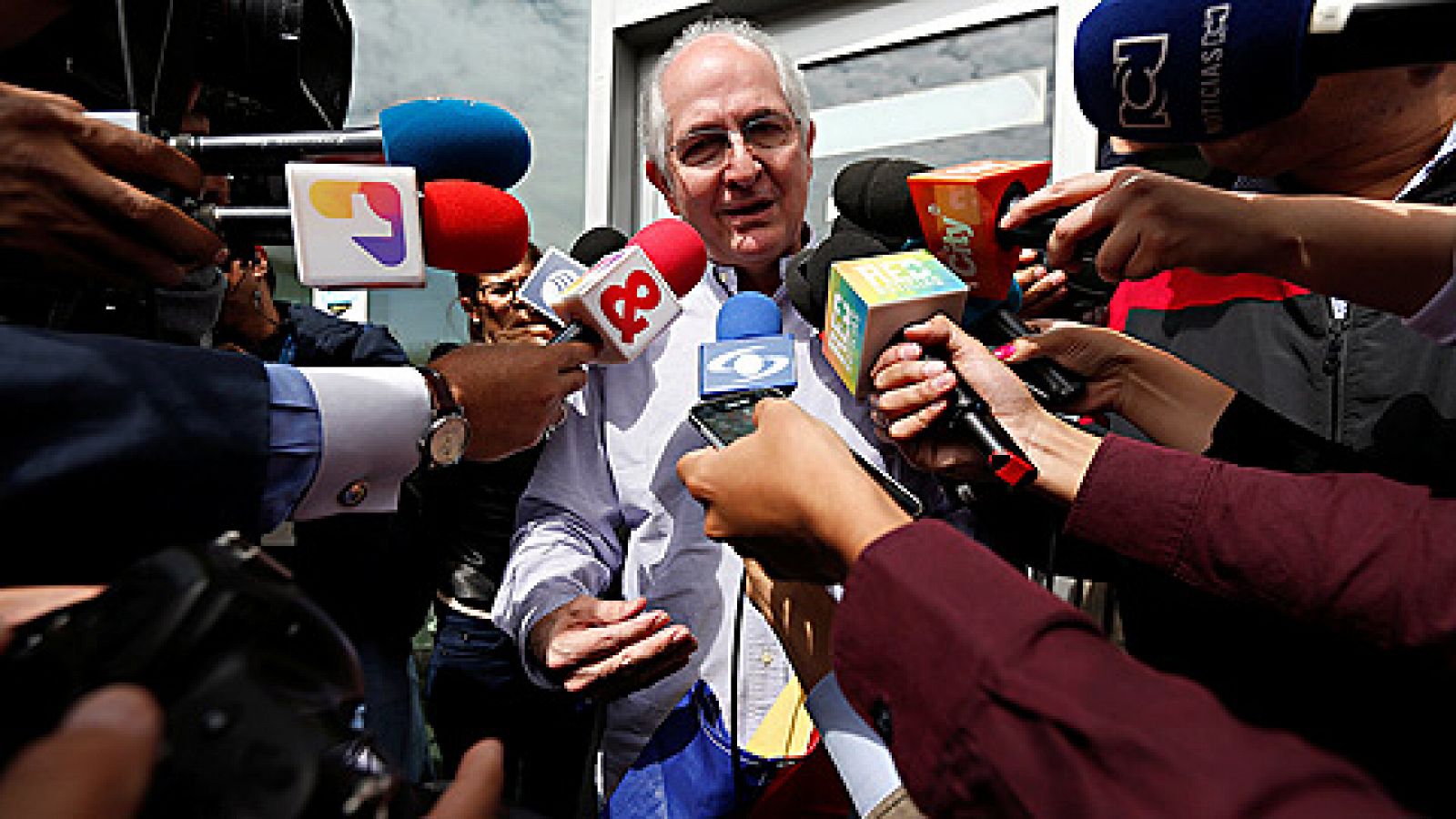 Telediario 1: El opositor venezolano Antonio Ledezma escapa de su arresto domiciliario y sale de Venezuela | RTVE Play
