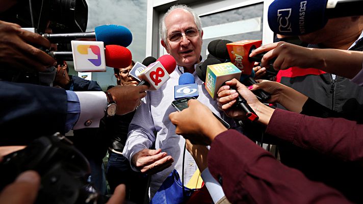 Telediario 1 - El opositor venezolano Antonio Ledezma escapa de su arresto domiciliario y sale de Venezuela