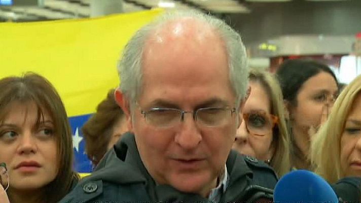Informativo 24h - El exalcalde opositor de Caracas Antonio Ledezma llega a España