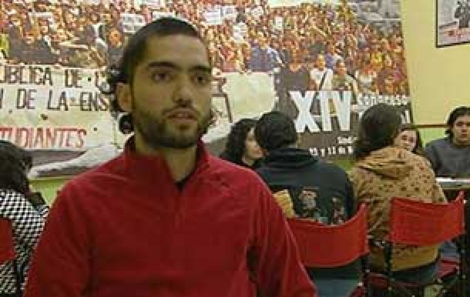 La que será la primera "Promoción Bolonia" ya estudia en algunas universidades españolas. Son alumnos cuyas titulaciones estarán homologadas con Europa y que podrán seguir sus estudios en el extranjero.Una convergencia que supone grandes reformas en los métodos y en los aprendizajes. Desaparecen las diplomaturas; las carreras serán de 4 años y más vinculadas a la empresa.  Pero no todos están de acuerdo con la reforma. Quienes se oponen temen que el llamado Plan Bolonia signifique la privatización encubierta de la enseñanza pública.  