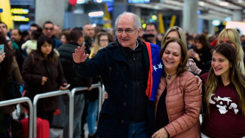 El opositor venezolano Antonio Ledezma llega a Barajas tras fugarse de su arresto domiciliario