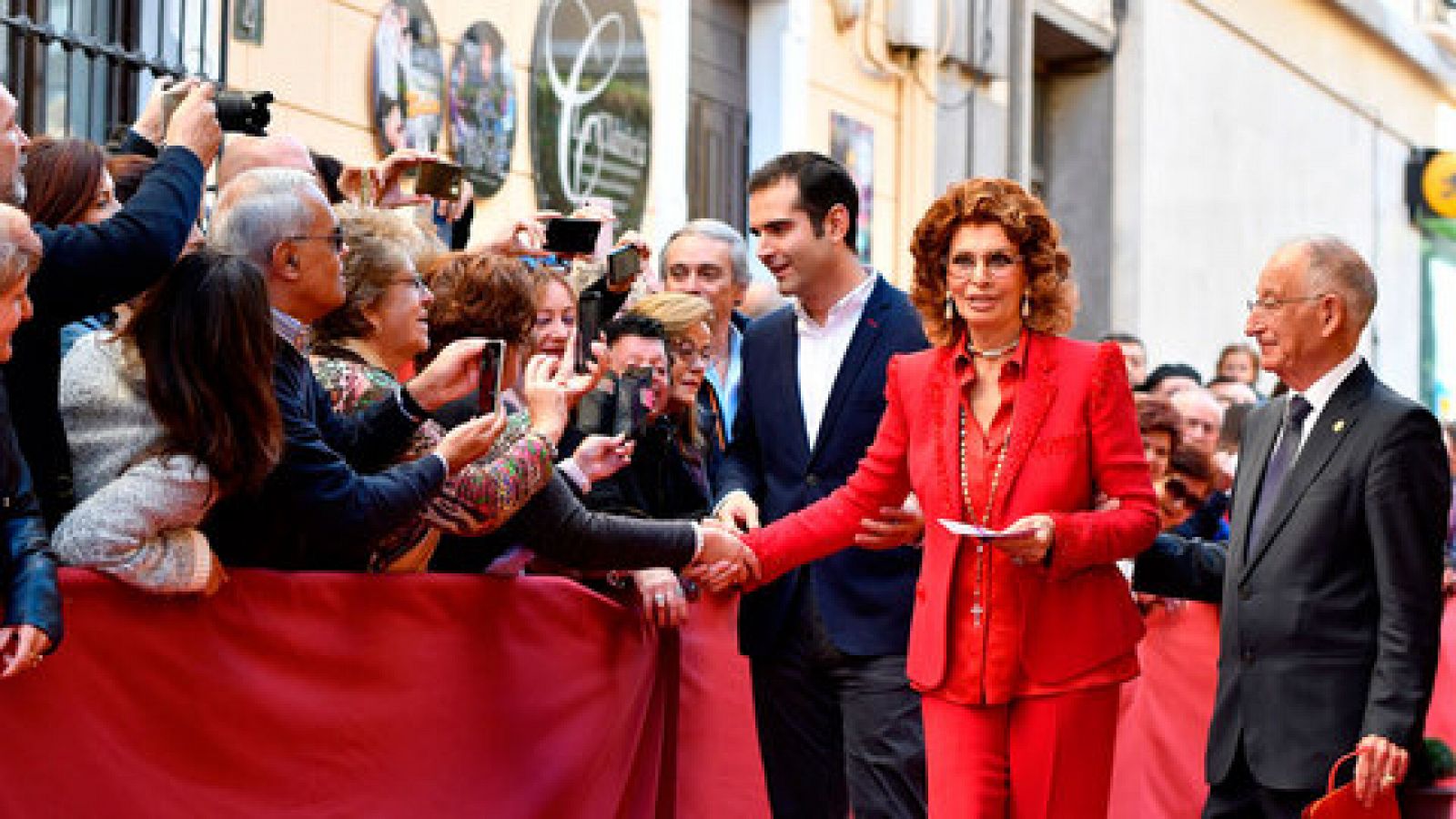 Sophia Loren descubre su estrella en el Paseo de la Fama de Almería