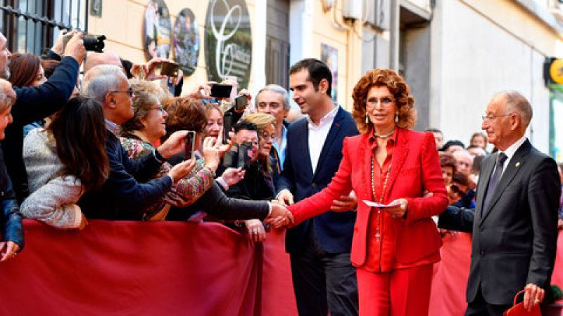 Sophia Loren descubre su estrella en el Paseo de la Fama de Almería
