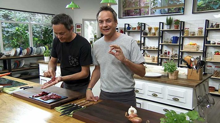 Torres en la cocina - Carrilleras con ajo negro. Mousse de chocolate blanco