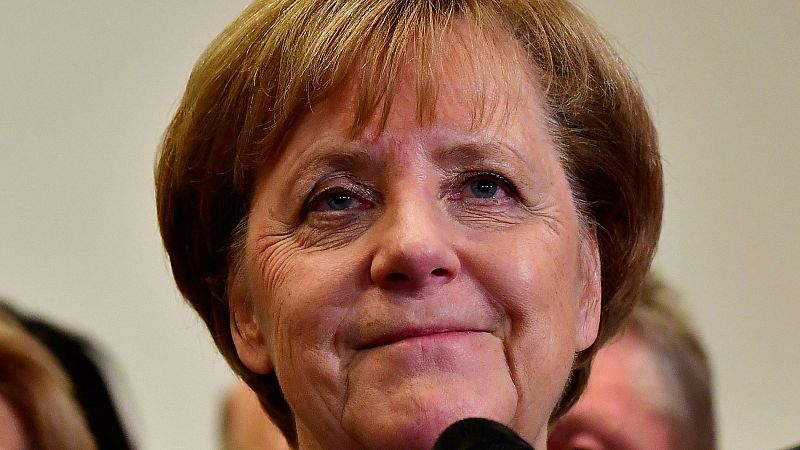 Merkel prefiere nuevas elecciones a gobernar en minoría y se postula como candidata