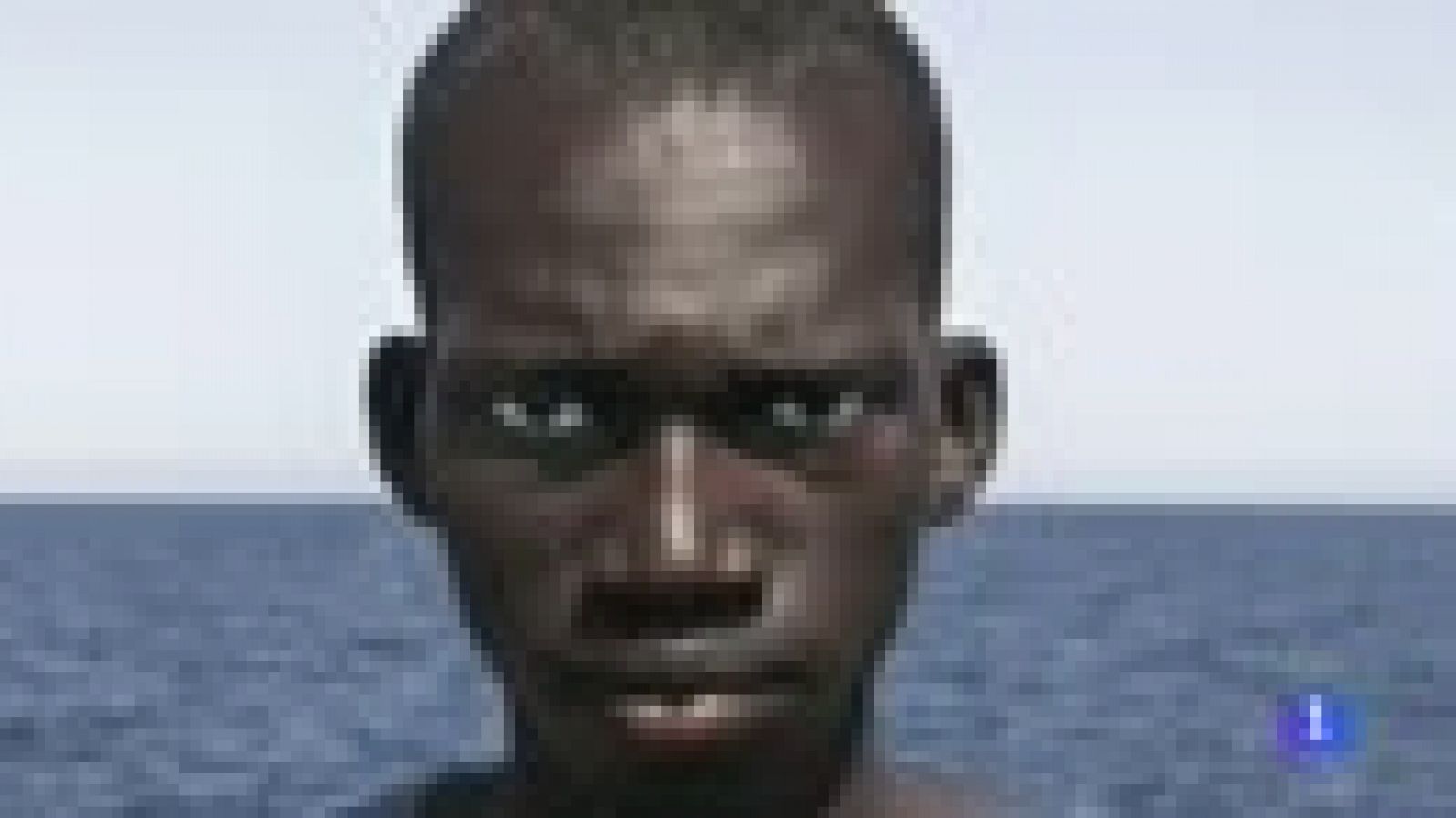 El fotógrafo español César Dezfuli, premio de la National Portrait Gallery con 'Inmigrante rescatado' | Ver