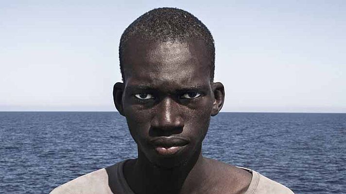 Telediario 1 - El fotógrafo español César Dezfuli, premio de la National Portrait Gallery con 'Inmigrante rescatado'