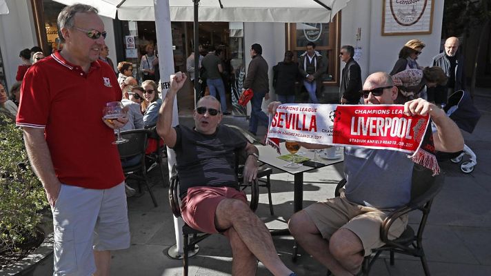 Los seguidores del Liverpool tiñen de rojo las calles de Sevilla