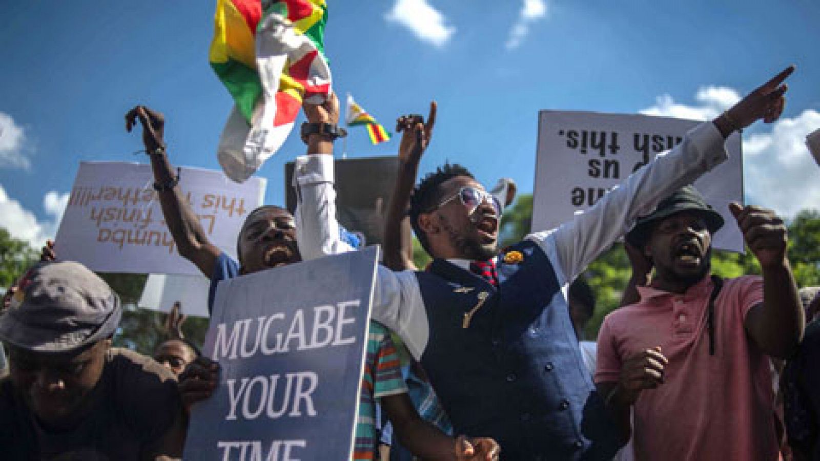En las calles de Zimbabue la noticia ha sido recibida con vítores