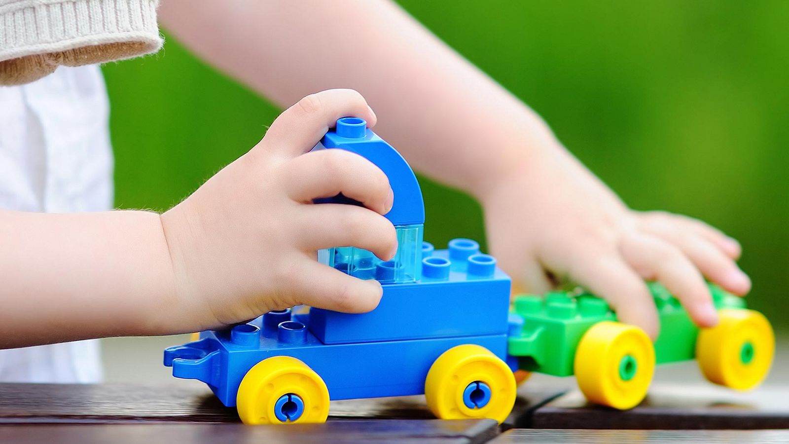 Son Claudia y Gisele. Tienen 5 y 6 años, y son youtubers. Este vídeo en el que salen abriendo un juguete ha recibido más de un millón doscientas mil visitas... Silvia también abre juguetes en su canal de Youtube, en el que tiene 300.000 seguidores...