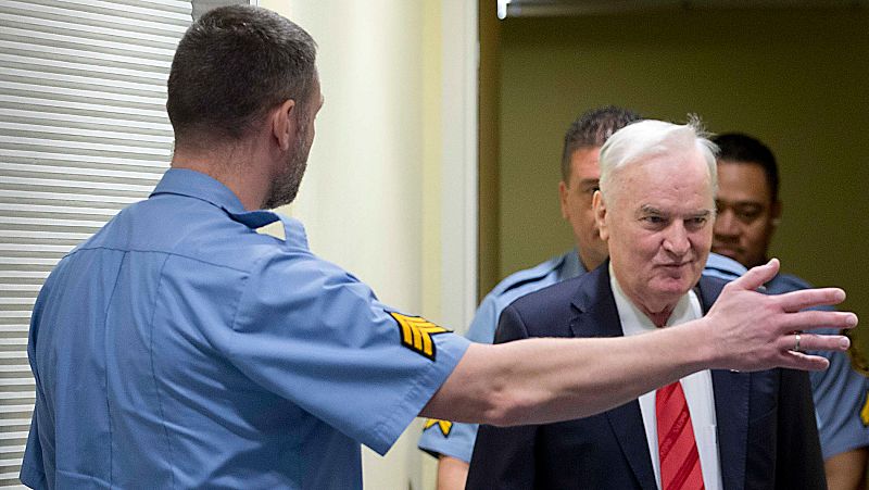 Ratko Mladic es sentenciado a cadena perpetua por genocidio en la guerra de Bosnia