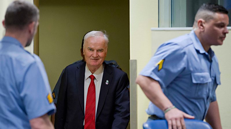 Ratko Mladic, el 'carnicero de Srebrenica', es condenado a cadena perpetua por genocidio y crímenes de guerra