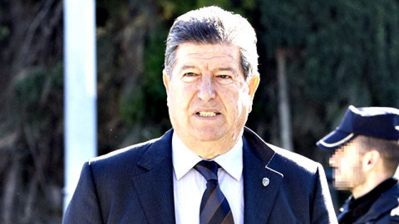 El empresario Jaume Ortí, expresidente del Valencia CF, que vivió en el cargo los títulos de Liga de 2002 y 2004, falleció este viernes tras un proceso oncológico, informaron fuentes cercanas al club valencianista.
