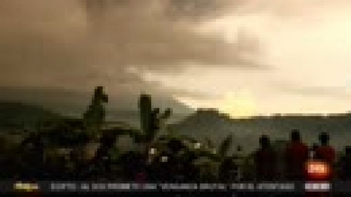 Elevan la alerta para la aviación al nivel máximo en Bali por la erupción del volcán Agung