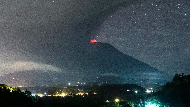 Elevan la alerta para la aviación al nivel máximo en Bali por la erupción del volcán Agung