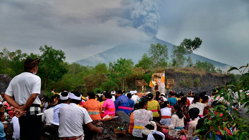 Máxima alerta en Bali por la erupción de un volcán