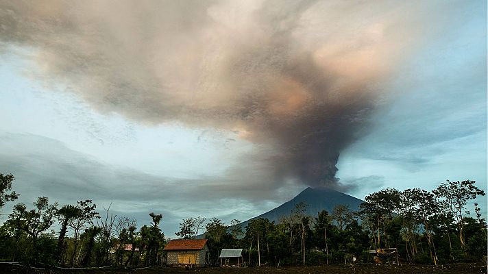 Alerta máxima por la erupción de un volcán en Bali