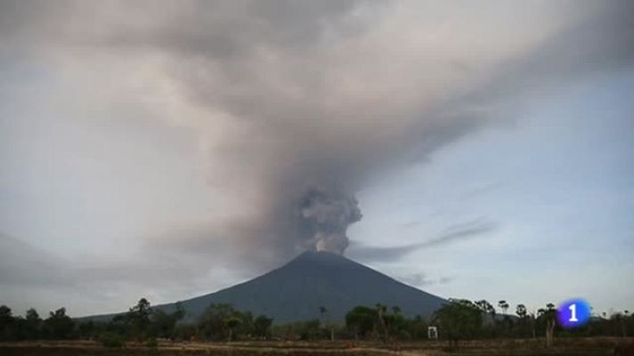 Telediario 1 - Incertidumbre en los españoles que se encuentran en Bali