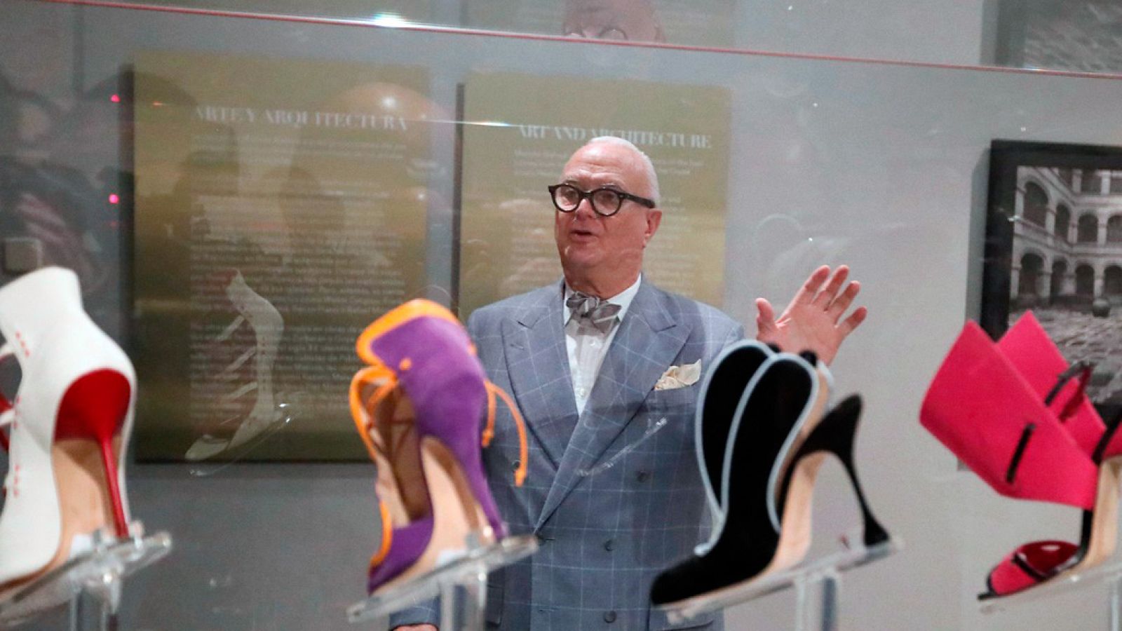 Manolo Blahnik inaugura su exposición en Madrid. | Ver