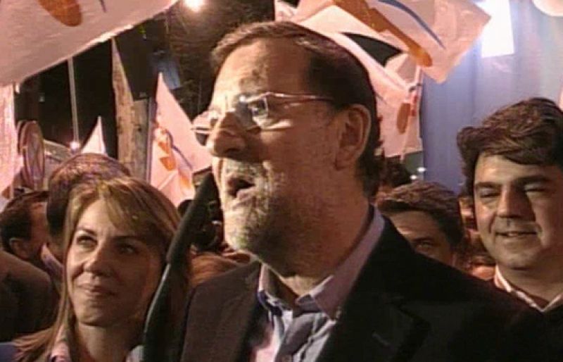  Rajoy ha salido al balcón de Génova para saludar a sus simpatizantes