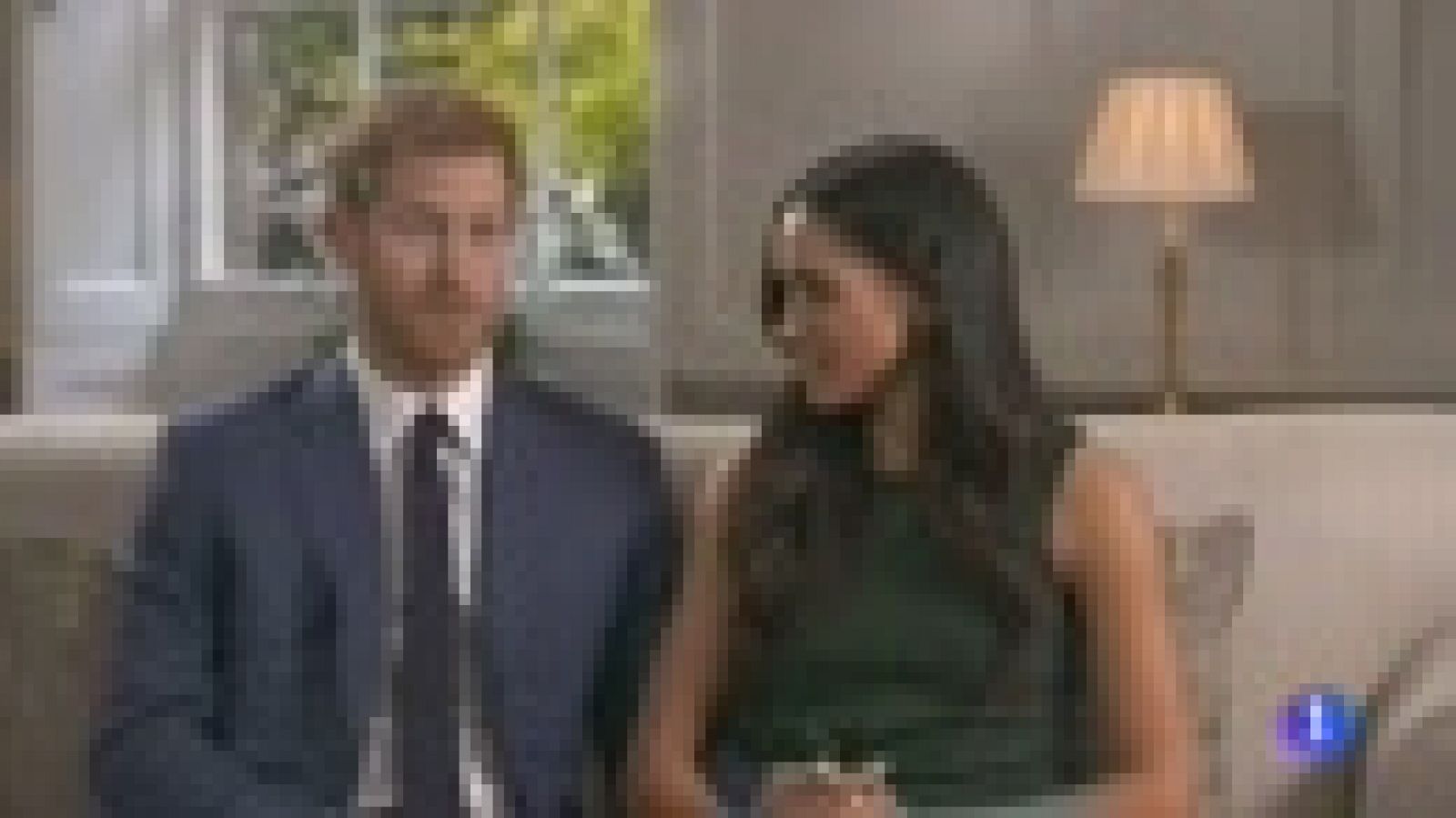 El príncipe Enrique y Meghan Markle durante el anuncio de su compromiso en los jardines de Kensington Palace