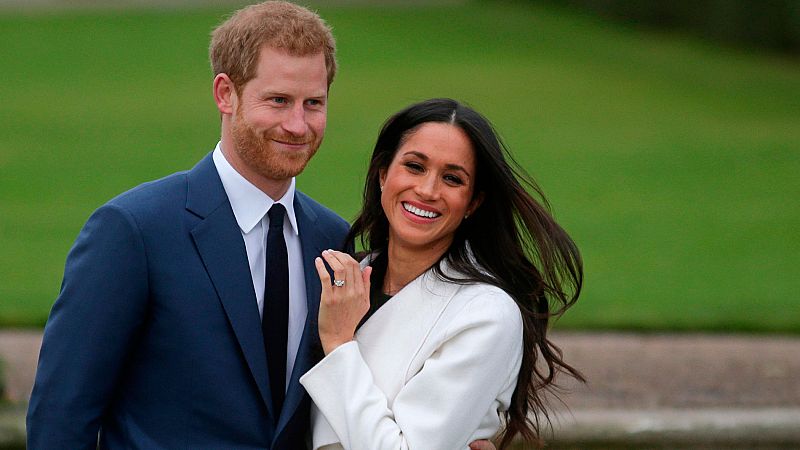 Meghan Markle y el principe Enrique durante el anuncio de su compromiso en los jardines de Kensington Palace