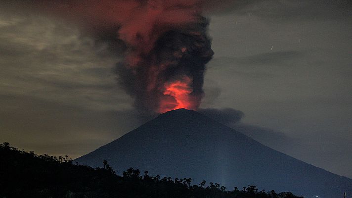 Telediario 1 - Bali, en alerta máxima ante la "inminente erupción" del volcán Agung