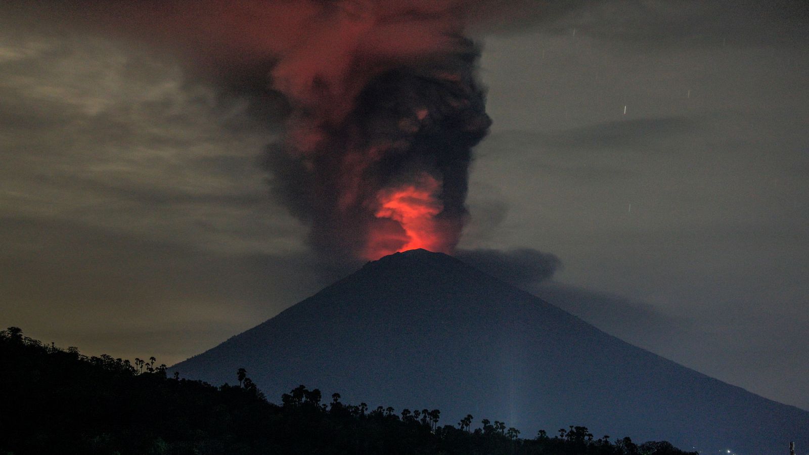 La Agencia para el Desastre de Indonesia ha elevado el nivel de alerta al máximo ante una "inminente erupción" del volcán Agung en Bali y ha ordenado la evacuación de 100.000 personas, todos los residentes en un radio de entre 8 y 10 kilómetros del v