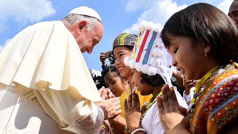 El papa se reúne con Aung San Suu Kyi