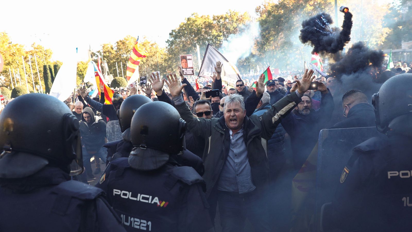 Miles de taxistas de toda España se han manifestado en Madrid contra los vehículos de alquiler con conductor 