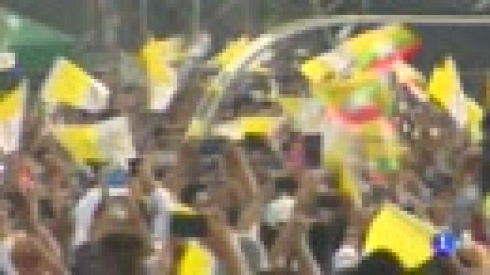 Telediario 1 - Misa multitudinaria del papa Francisco en Myanmar
