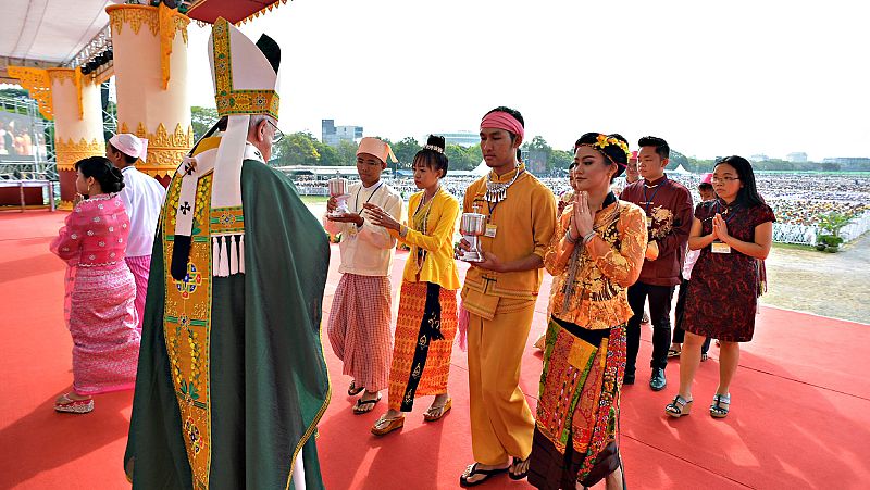 Misa multitudinaria del papa Francisco en Myanmar