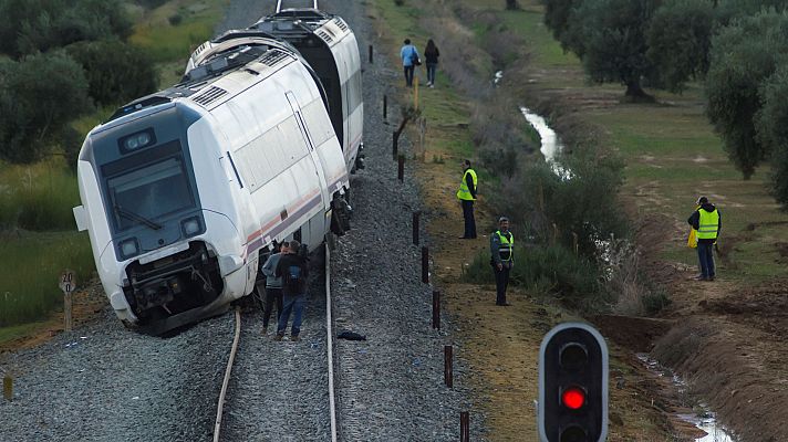 Telediario 1 - El tercer vagón del tren descarrilado en Sevilla circuló 200 metros fuera de los raíles