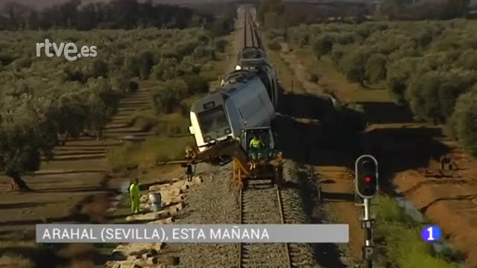 ADIF trabaja en reparar las vías que provocaron el descarrilamiento de un tren en El Arahal, Sevilla | Ver