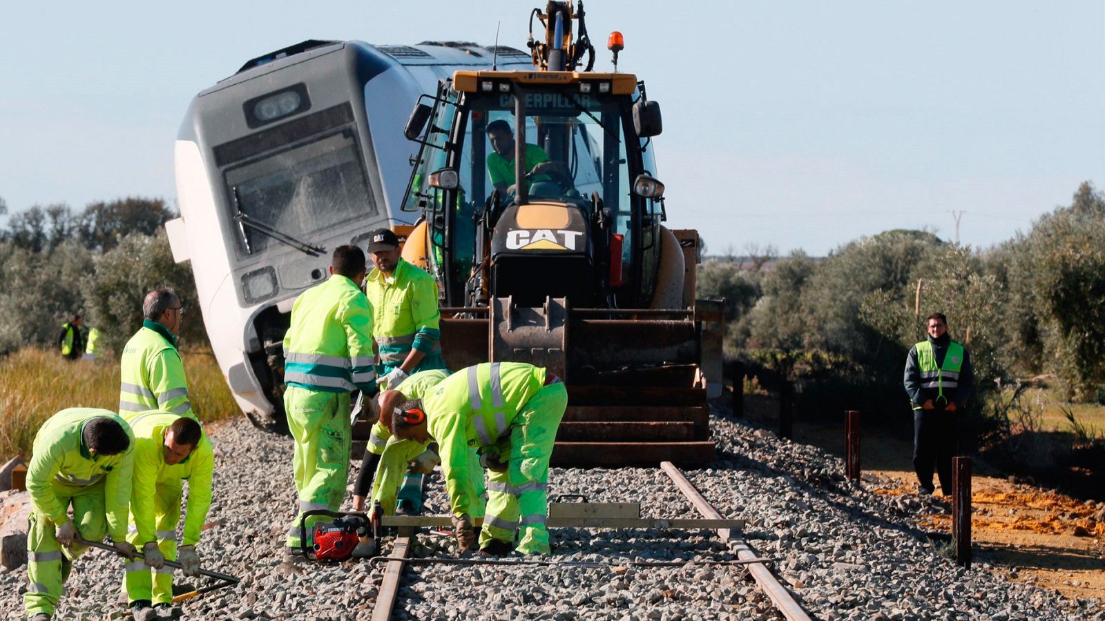Fomento considera que el descarrilamiento del tren en Sevilla fue "no previsible"