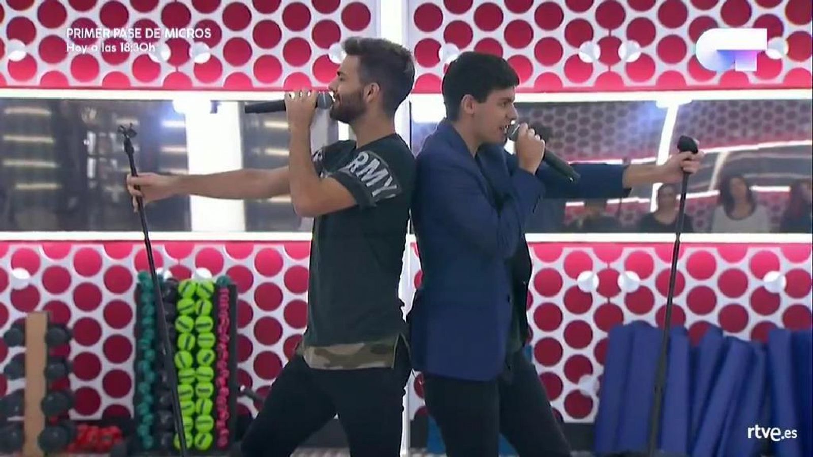 Operación Triunfo - Alfred y Agoney cantan 'The lady is a tramp' en el primer pase de micros